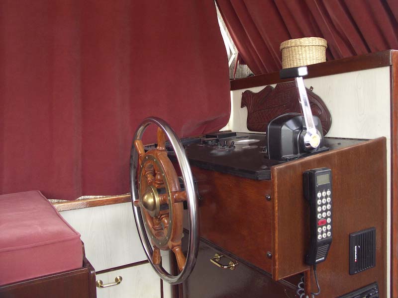 04_Salon_-_Steering_Station