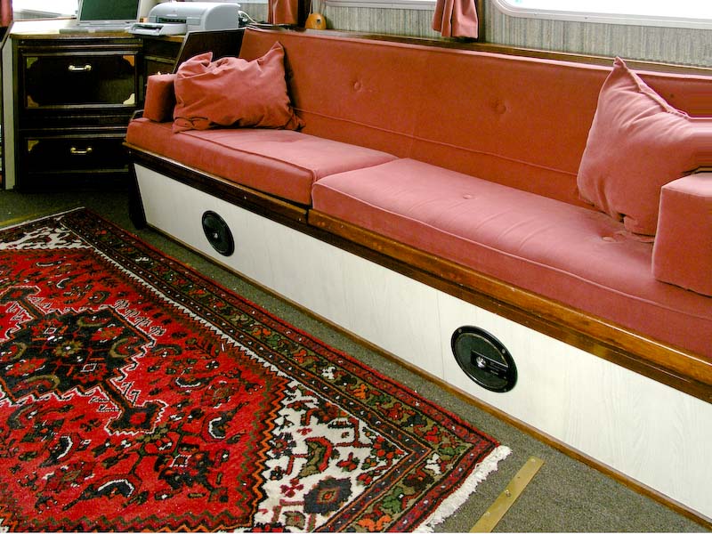 05_Salon_-Starboard_side