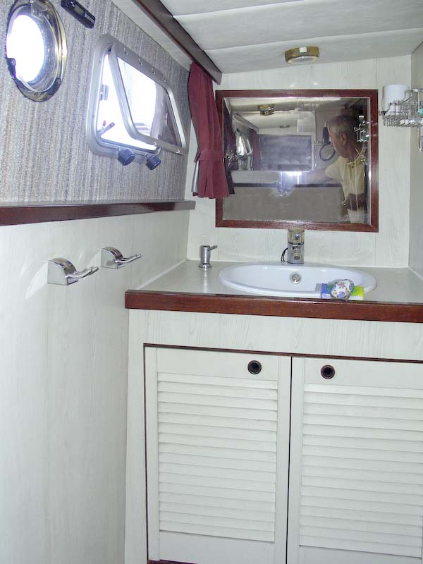 11_Aft_Cabin_-_Vanity